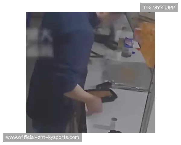 福建福鼎吐口水事件刷屏,网友齐声谴责,福鼎tv 福建福鼎吐口水事件刷屏,网友齐声谴责,福鼎tv