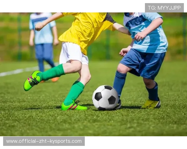 足球俱乐部与社区合作开展儿童足球启蒙活动，足球社活动趣味活动