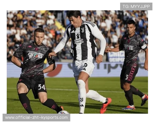 弗拉霍维奇禁区前倚住后卫转身勾射,皮球擦着横梁飞出 弗拉霍维奇禁区前倚住后卫转身勾射,皮球擦着横梁飞出